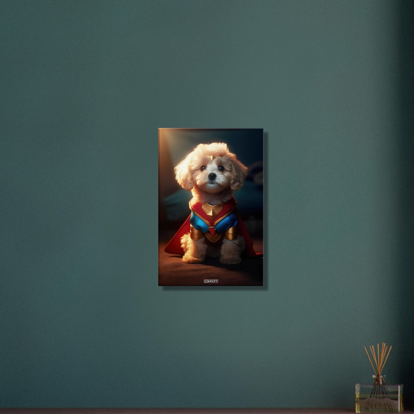 Maltipoo in einem Superhelden Kostüm von Wonder Woman auf einer Leinwand