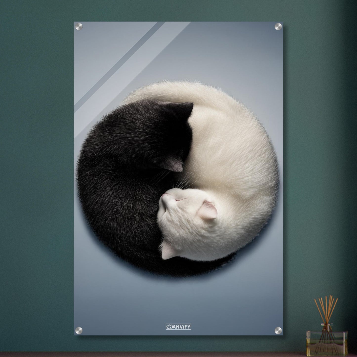 Schwarze und weiße Katze im Yin Yang auf einem Acrylbild