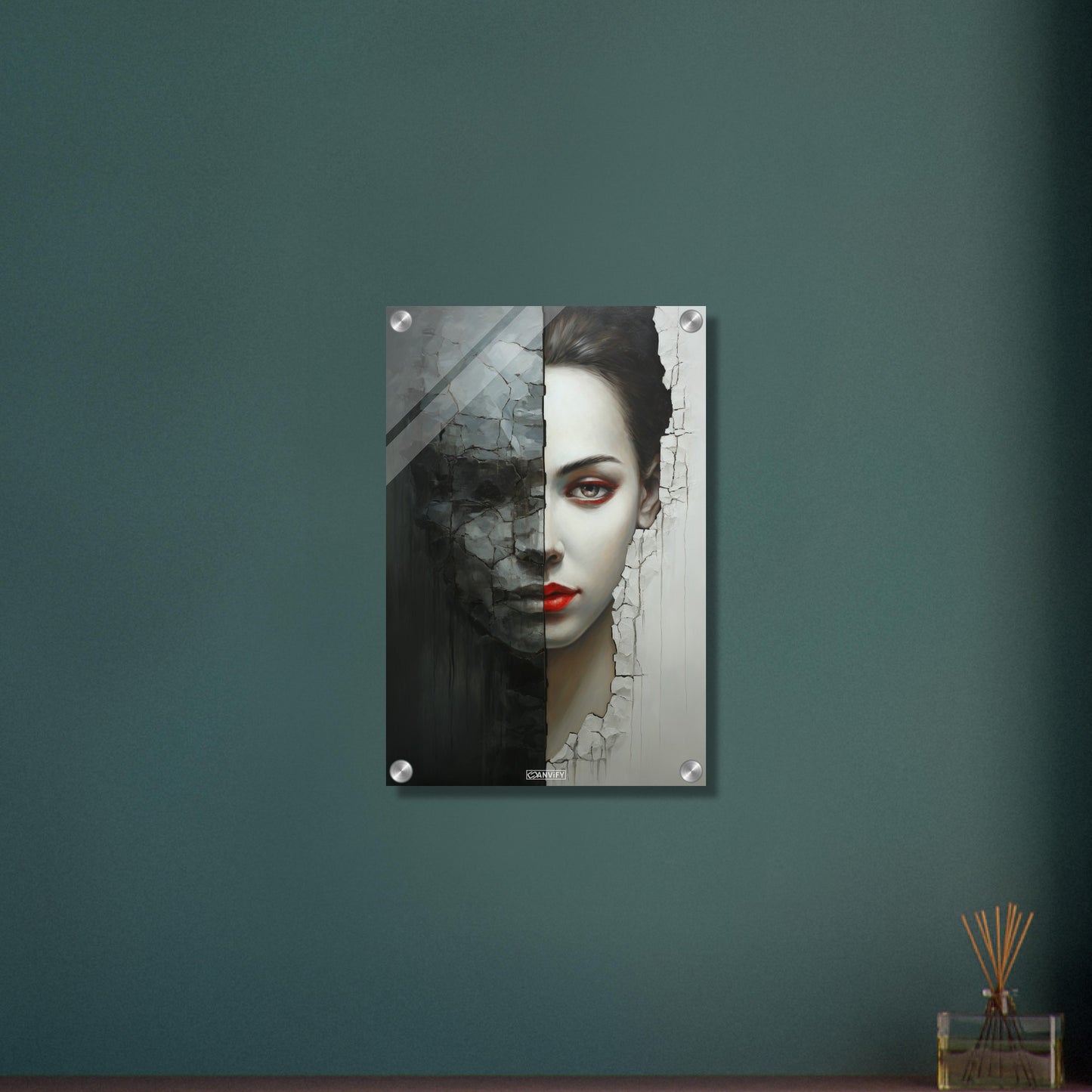 Abstraktes Frauengesicht mit roten Lippen und einer versteinerten hälfte des Gesichts auf einem Acrylbild