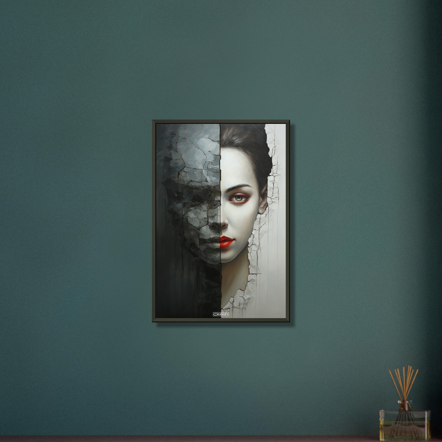 Abstraktes Frauengesicht mit roten Lippen und einer versteinerten hälfte des Gesichts auf einem Poster im Metallrahmen