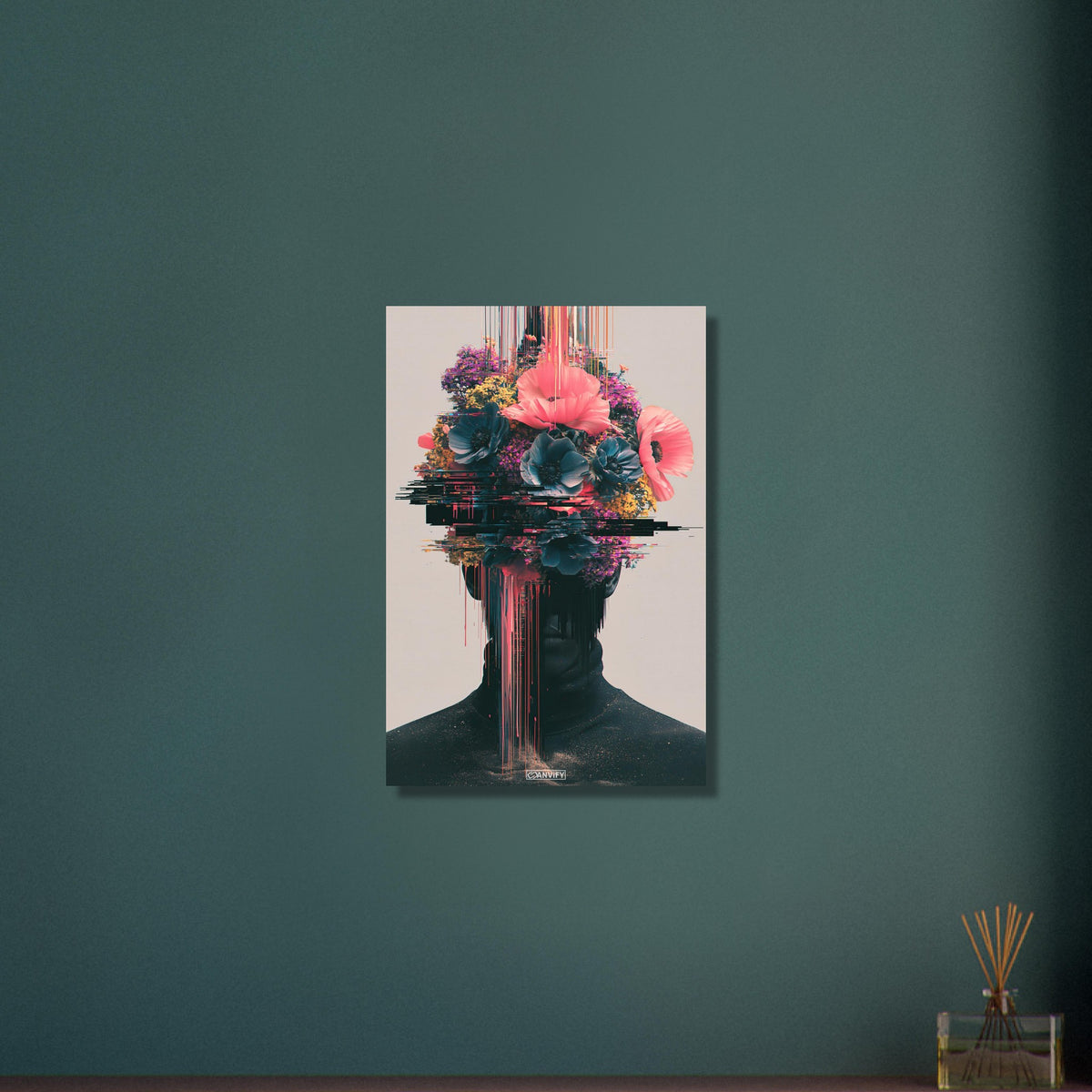 Abstraktes Blumenporträt im Glitch-Art-Stil auf Aluminium