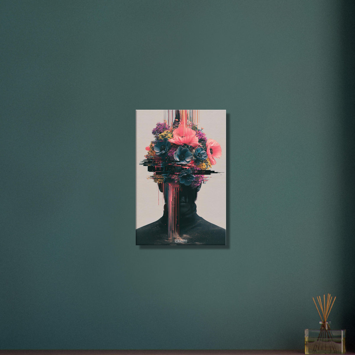 Abstraktes Blumenporträt im Glitch-Art-Stil auf einer Leinwand