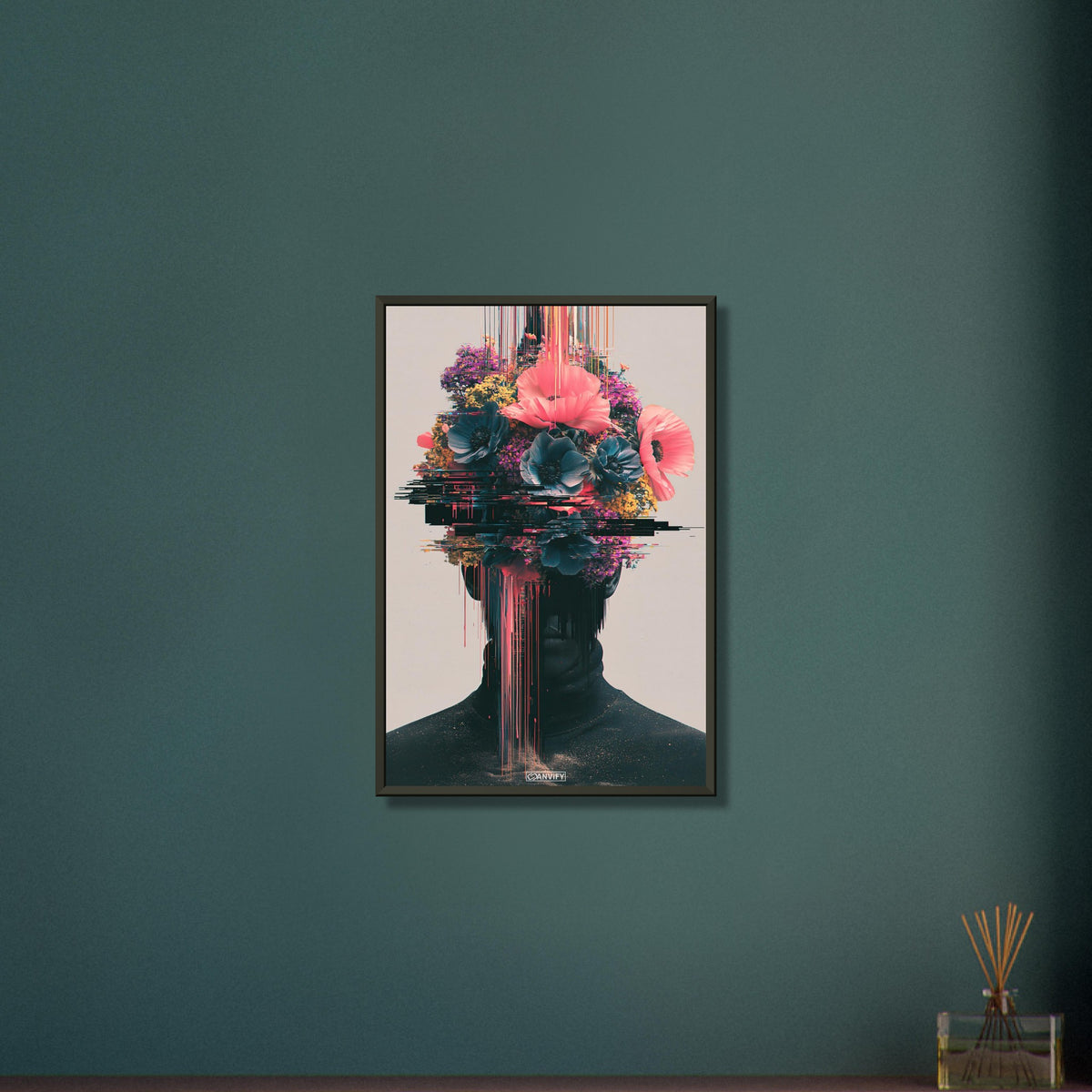 Abstraktes Blumenporträt im Glitch-Art-Stil auf einem Poster im Metallrahmen