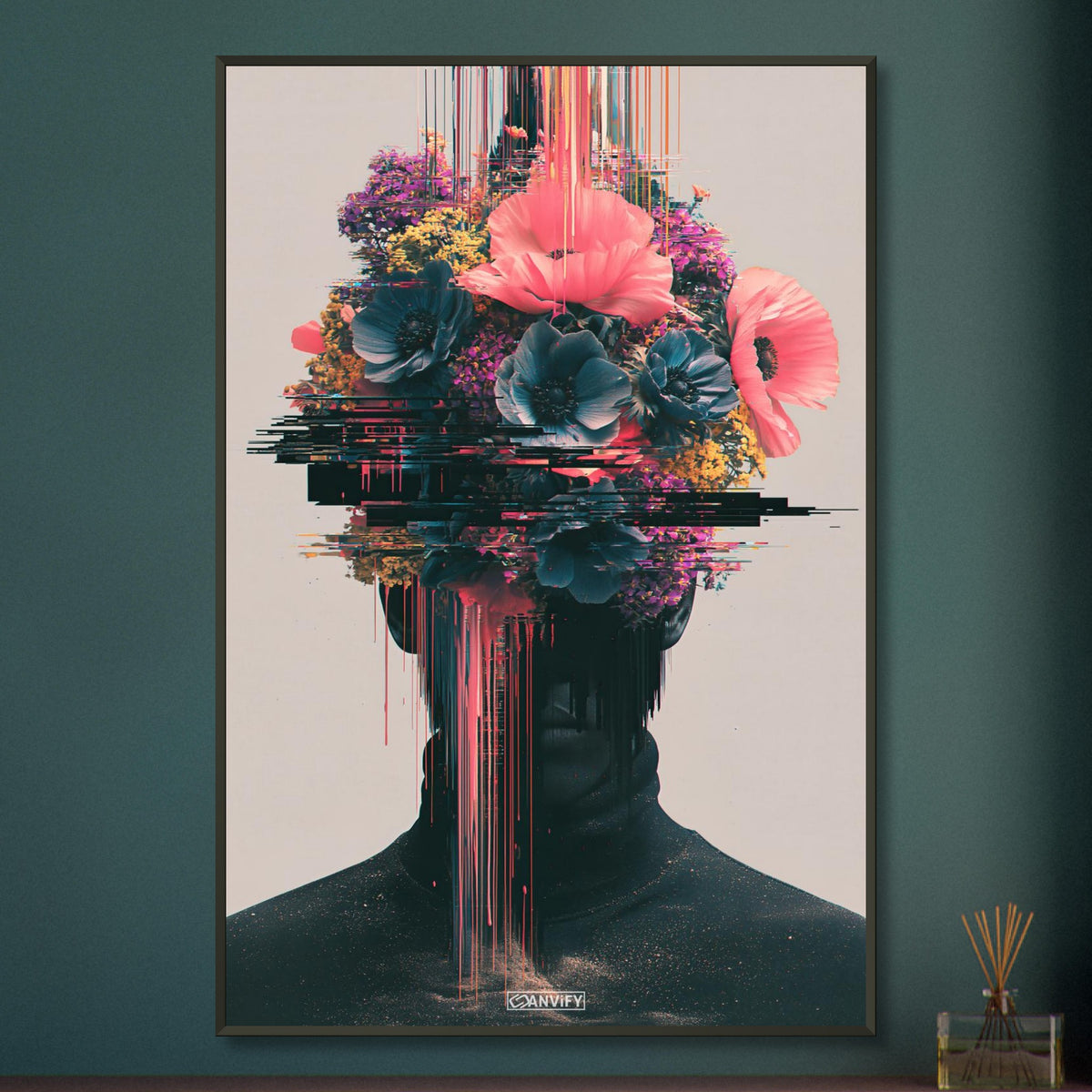 Abstraktes Blumenporträt im Glitch-Art-Stil auf einem Poster im Metallrahmen