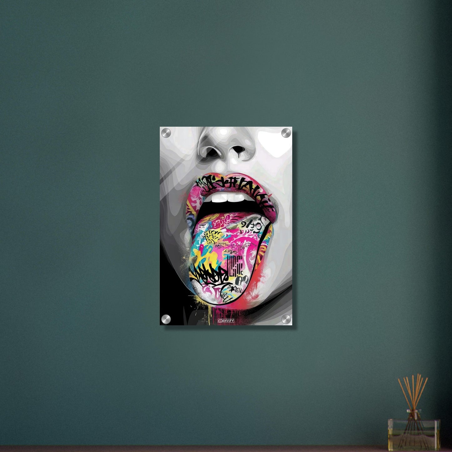 Abstrakter Graffiti Street Art Mund mit bunten Farben im Banksy Stil auf einem Acrylbild