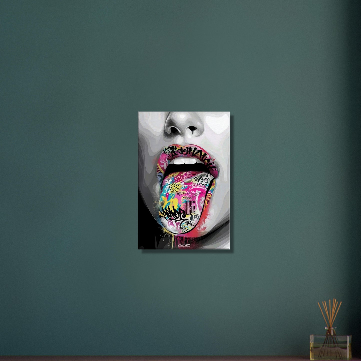 Abstrakter Graffiti Street Art Mund mit bunten Farben im Banksy Stil auf einer Leinwand