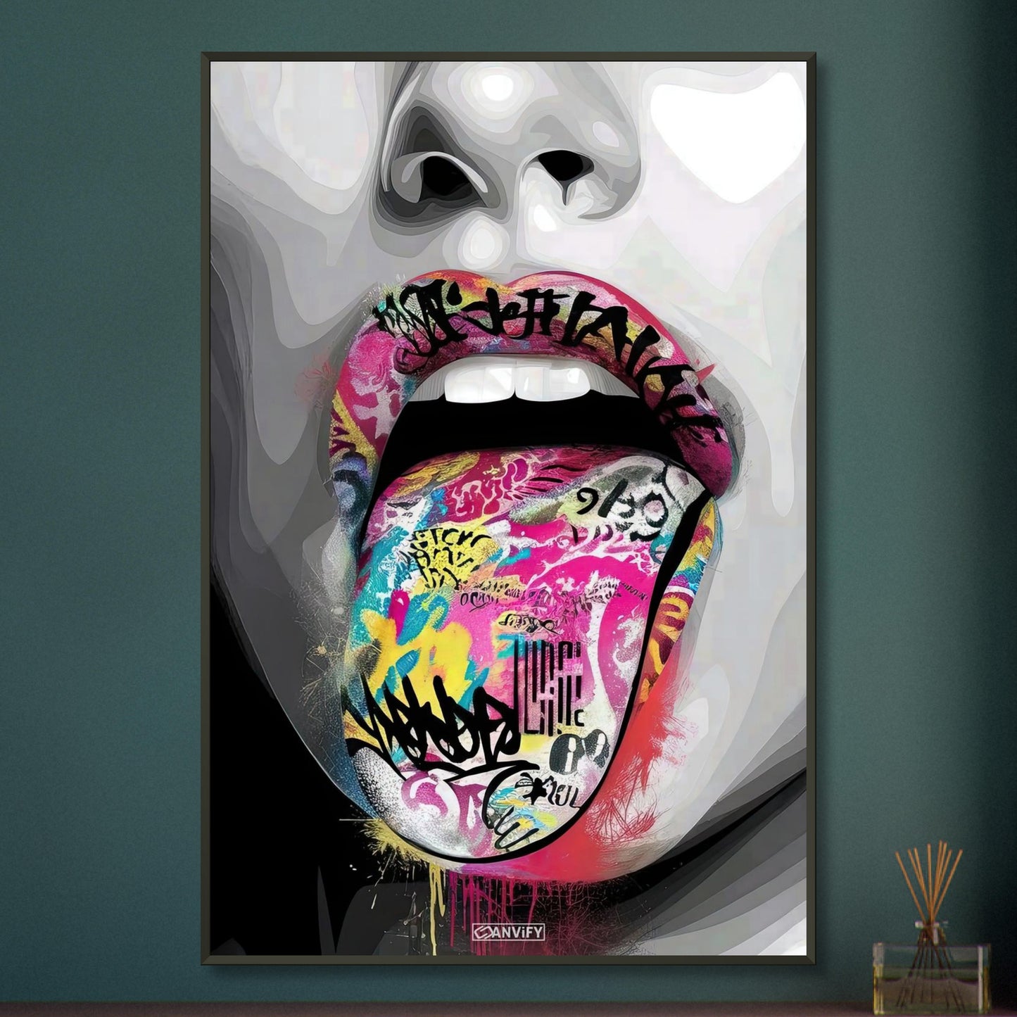 Abstrakter Graffiti Street Art Mund mit bunten Farben im Banksy Stil auf einem Poster im Metallrahmen