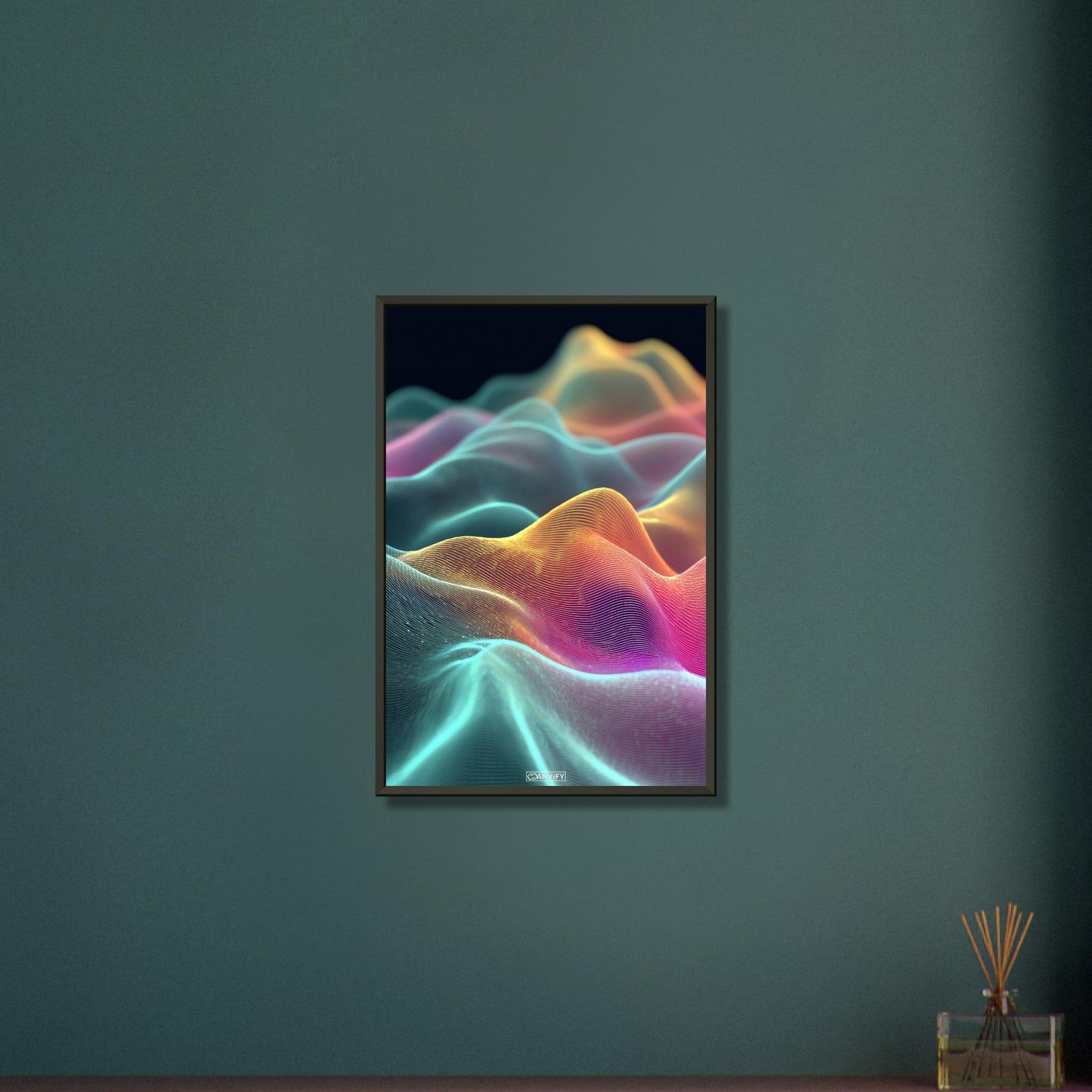 Bunte abstrakte wellenförmige Linien auf einem Poster im Metallrahmen