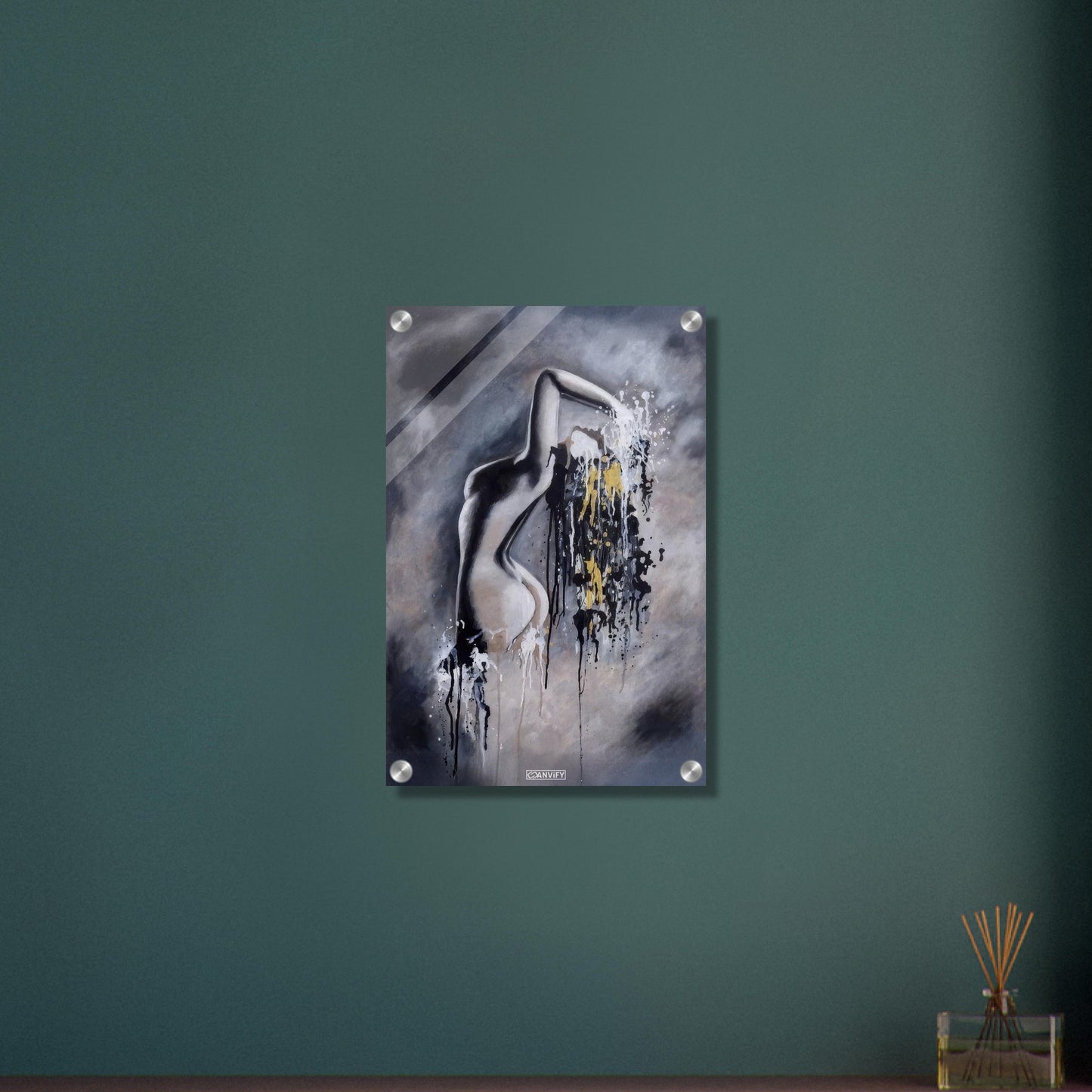 Ästhetisch gemalte Frau auf einem Acrylbild