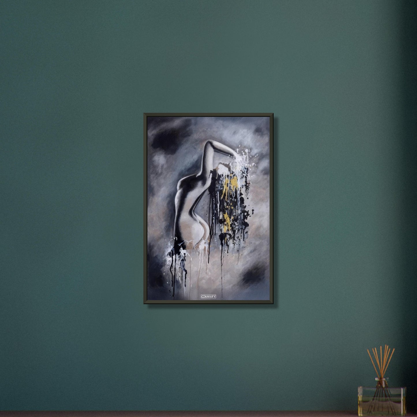 Ästhetisch gemalte Frau auf einem Poster im Metallrahmen