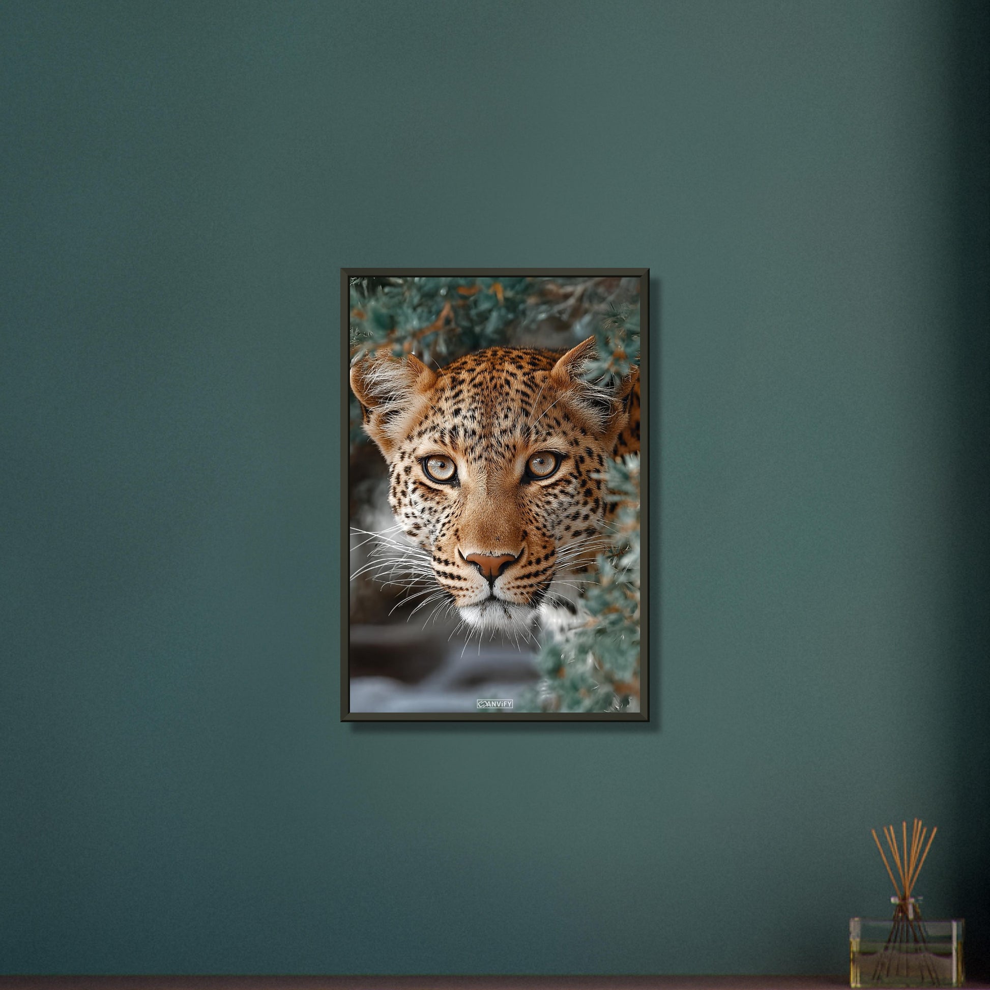 Nahaufnahme eines afrikanischen Leoparden auf einem Poster im Metallrahmen
