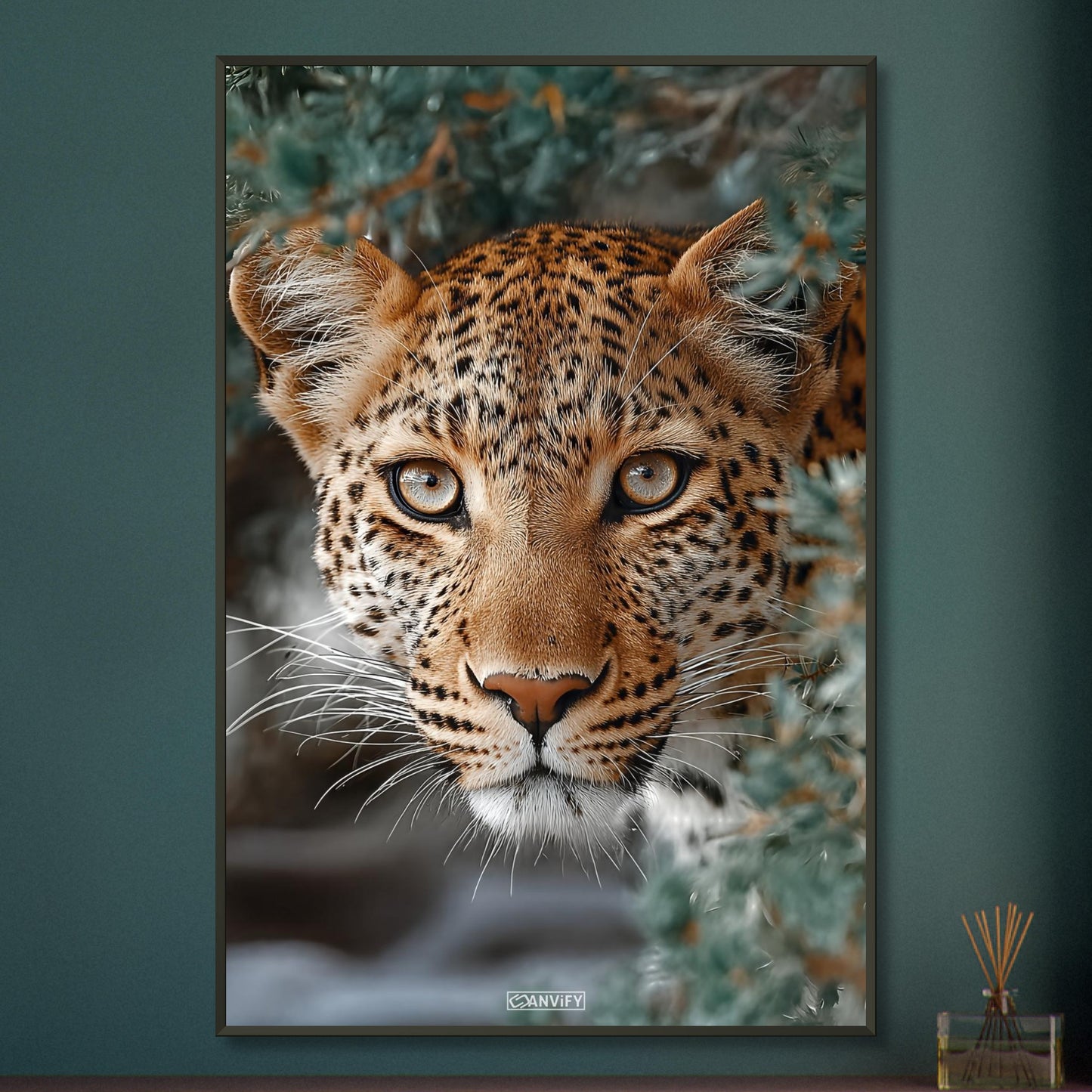 Nahaufnahme eines afrikanischen Leoparden auf einem Poster im Metallrahmen