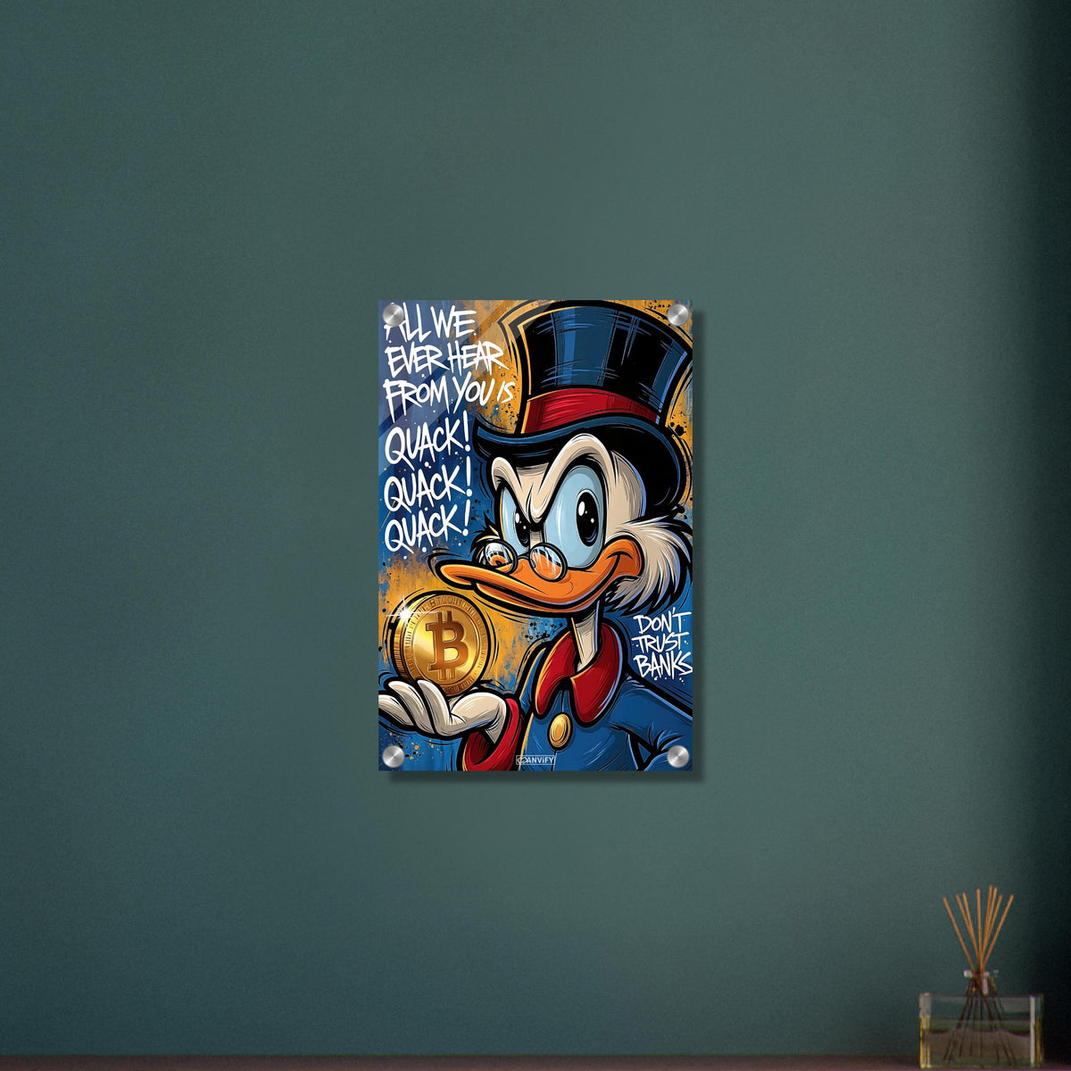 Dagobert Duck mit einem Bitcoin in der Hand und einem Spruch 'All We Ever Hear From You Is Quack! Don't Trust Banks' im Graffiti Street Art Stil auf einem Acrylbild
