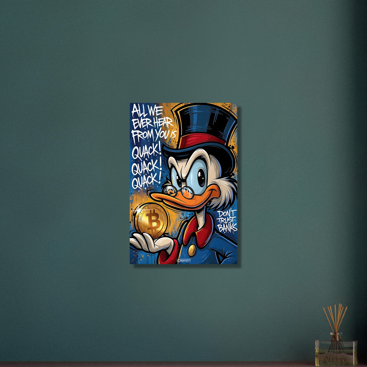 Dagobert Duck mit einem Bitcoin in der Hand und einem Spruch 'All We Ever Hear From You Is Quack! Don't Trust Banks' im Graffiti Street Art Stil auf Aluminium
