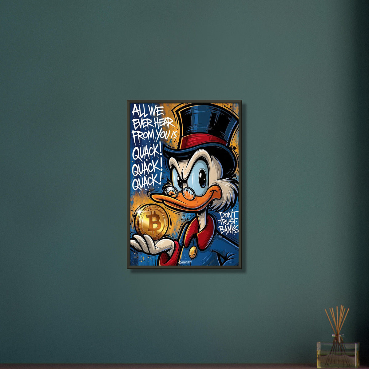 Dagobert Duck mit einem Bitcoin in der Hand und einem Spruch 'All We Ever Hear From You Is Quack! Don't Trust Banks' im Graffiti Street Art Stil auf einem Poster im Metallrahmen