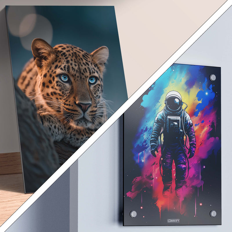 Kleines Aluminiumbild in der Größe 30x45 cm namens Wild Elegance, angelehnt an eine weiße Wand am Boden und ein Acrylbild in der Größe 30x45 cm namens Celestial Wanderer, montiert an eine weiße Wand