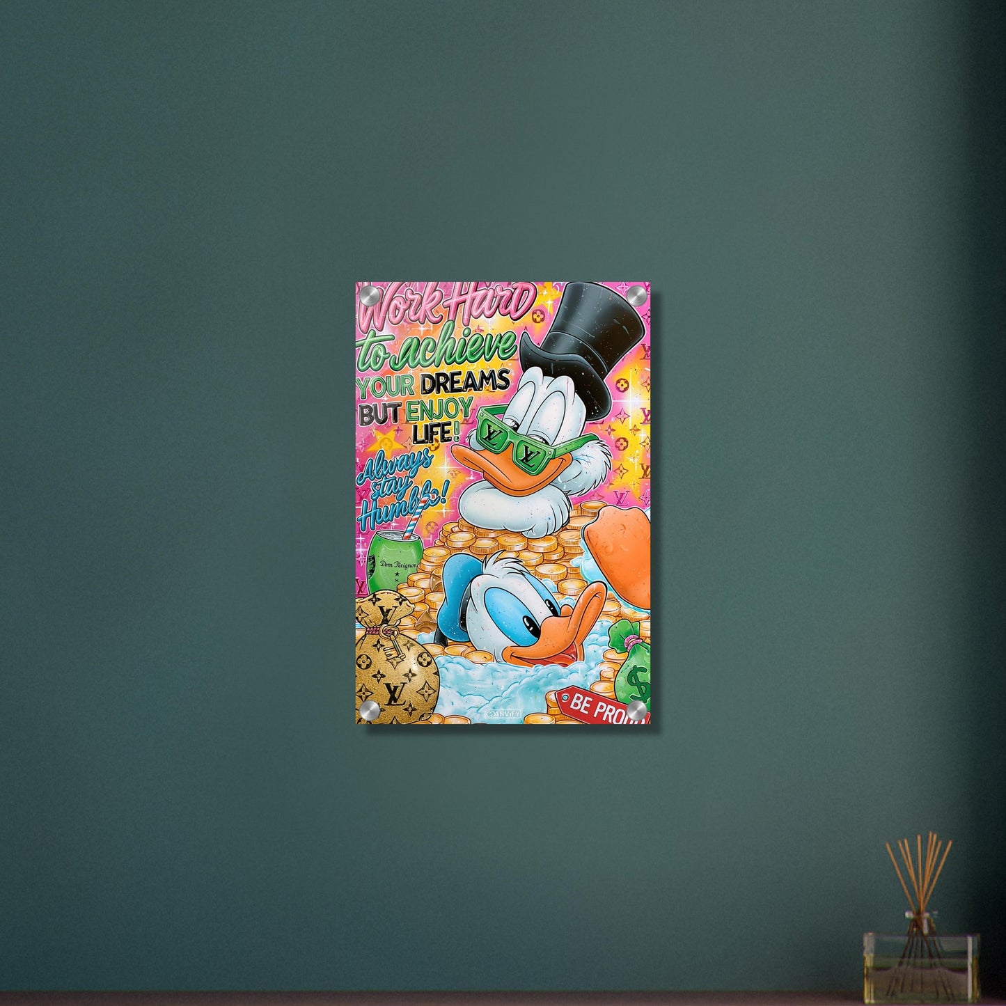 Dagobert Duck und Donald Duck schwimmen im Geld mit zwei Sprüchen "Work Hard To Achieve Your Dreams But Enjoy Life!" und "Always Stay Humble" im Pop Art Stil auf einem Acrylbild