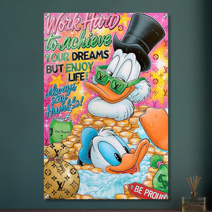 Dagobert Duck und Donald Duck schwimmen im Geld mit zwei Sprüchen "Work Hard To Achieve Your Dreams But Enjoy Life!" und "Always Stay Humble" im Pop Art Stil auf einem Acrylbild
