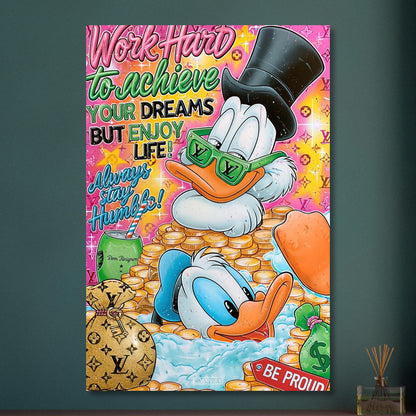Dagobert Duck und Donald Duck schwimmen im Geld mit zwei Sprüchen "Work Hard To Achieve Your Dreams But Enjoy Life!" und "Always Stay Humble" im Pop Art Stil auf Aluminium