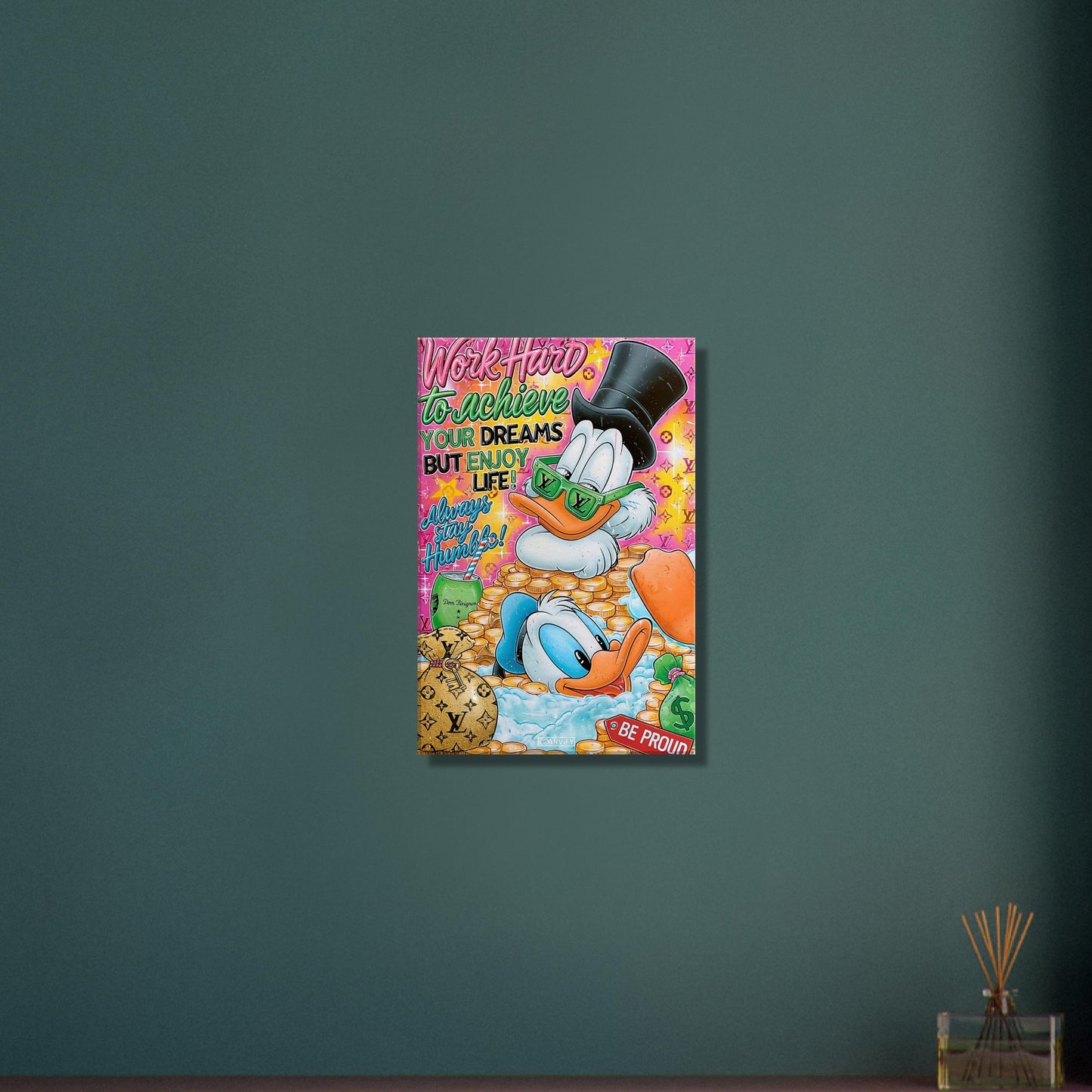 Dagobert Duck und Donald Duck schwimmen im Geld mit zwei Sprüchen "Work Hard To Achieve Your Dreams But Enjoy Life!" und "Always Stay Humble" im Pop Art Stil auf einer Leinwand