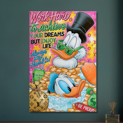 Dagobert Duck und Donald Duck schwimmen im Geld mit zwei Sprüchen "Work Hard To Achieve Your Dreams But Enjoy Life!" und "Always Stay Humble" im Pop Art Stil auf einer Leinwand