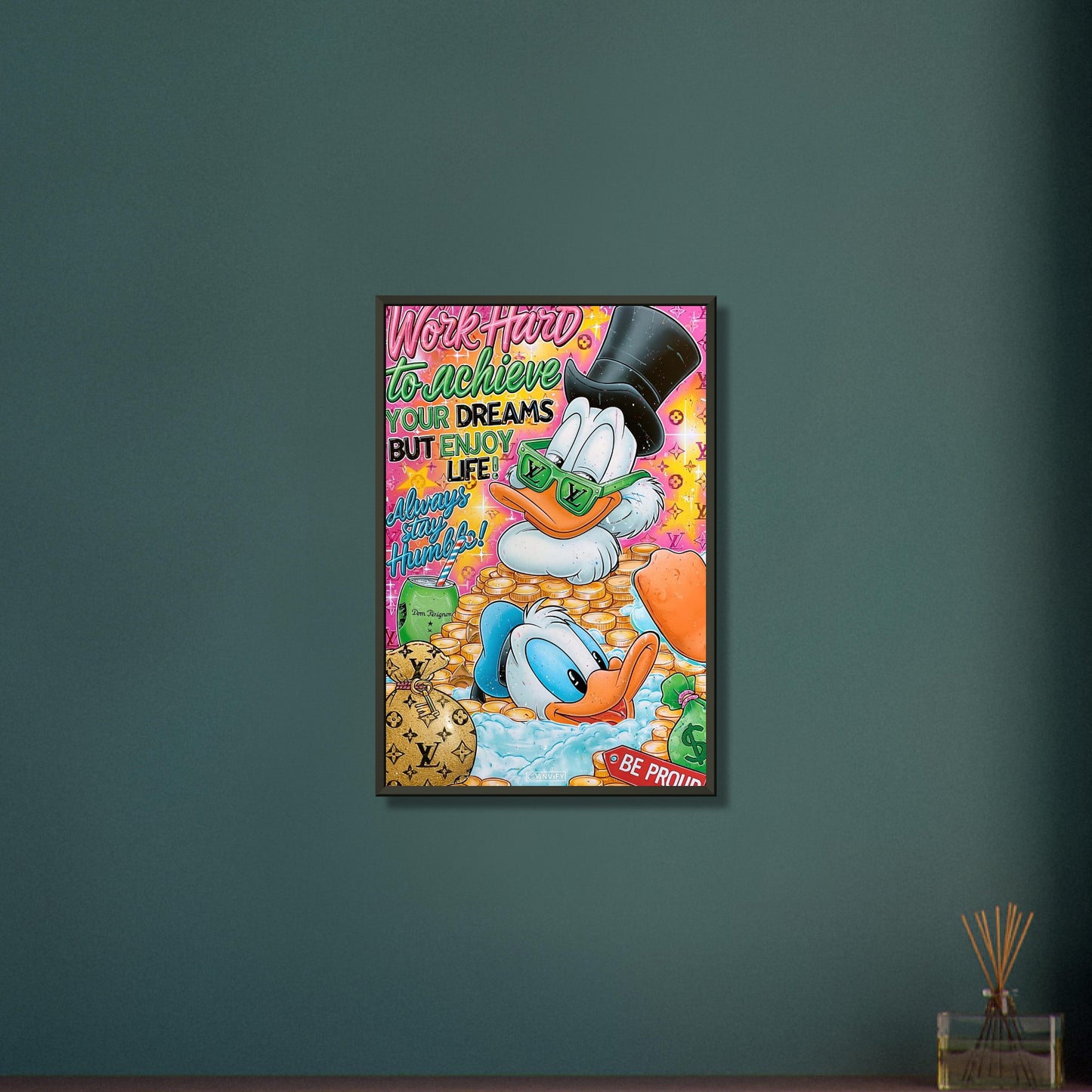 Dagobert Duck und Donald Duck schwimmen im Geld mit zwei Sprüchen "Work Hard To Achieve Your Dreams But Enjoy Life!" und "Always Stay Humble" im Pop Art Stil auf einem Poster im Metallrahmen