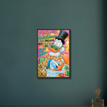 Dagobert Duck und Donald Duck schwimmen im Geld mit zwei Sprüchen "Work Hard To Achieve Your Dreams But Enjoy Life!" und "Always Stay Humble" im Pop Art Stil auf einem Poster im Metallrahmen