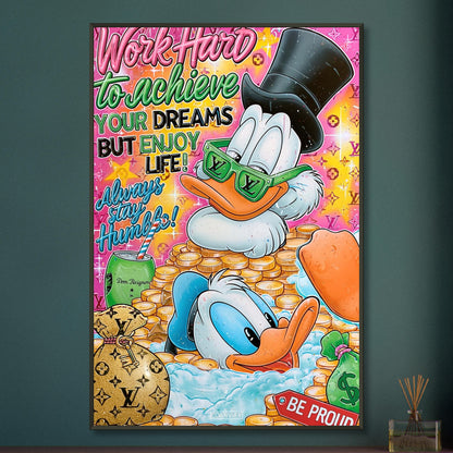 Dagobert Duck und Donald Duck schwimmen im Geld mit zwei Sprüchen "Work Hard To Achieve Your Dreams But Enjoy Life!" und "Always Stay Humble" im Pop Art Stil auf einem Poster im Metallrahmen