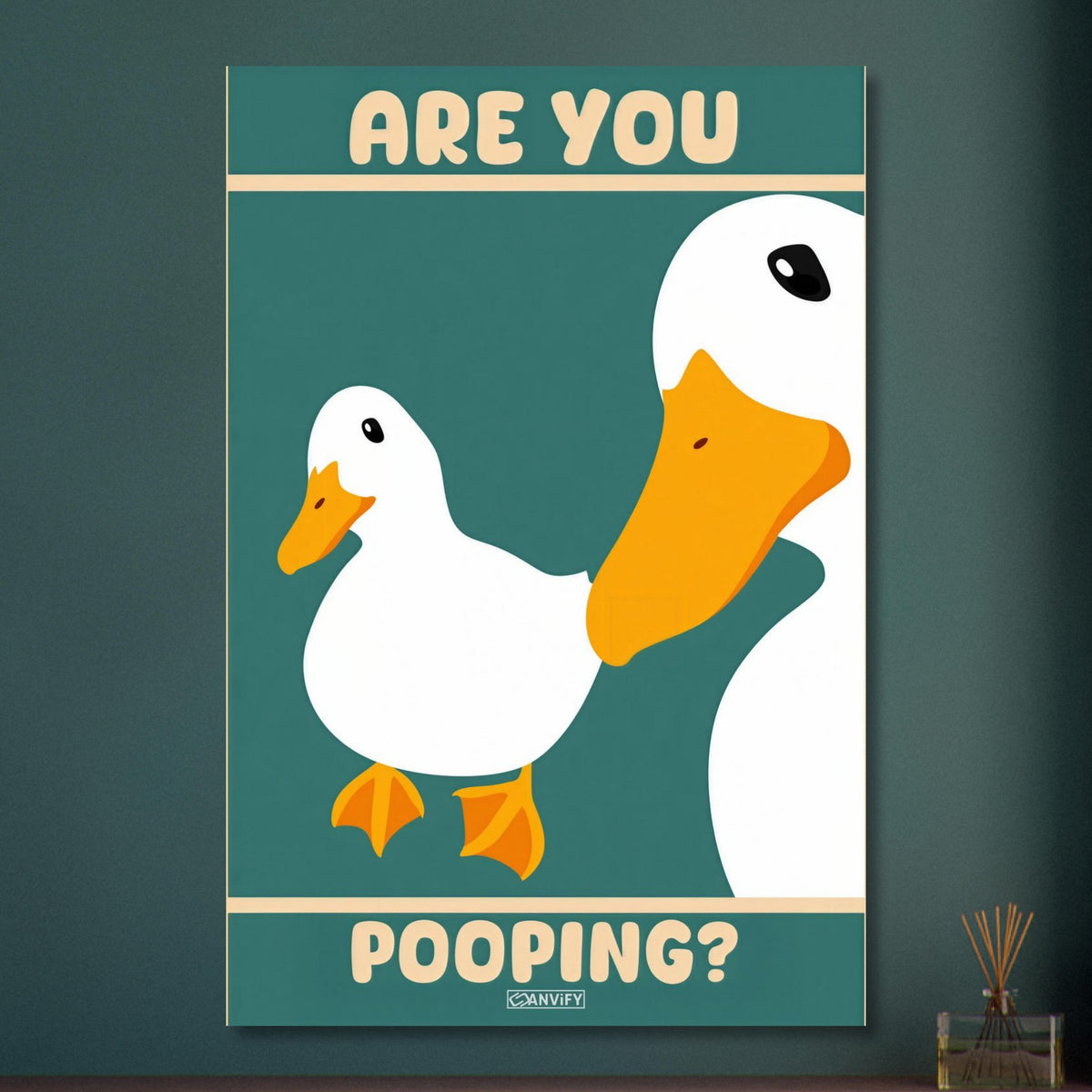 Zwei Enten im Retro-Stil mit schiefem Blick und einem Spruch 'Are You Pooping' auf Aluminium