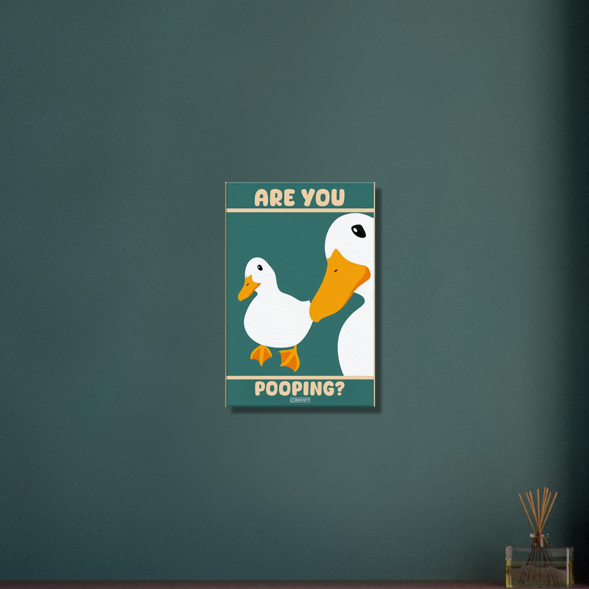 Zwei Enten im Retro-Stil mit schiefem Blick und einem Spruch 'Are You Pooping' auf einer Leinwand