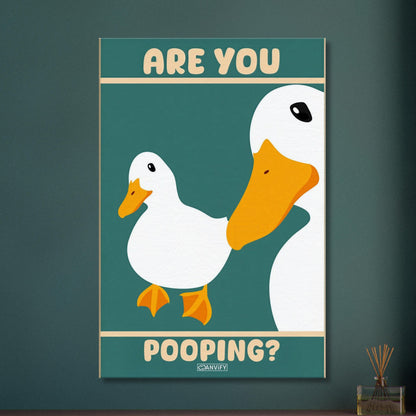 Zwei Enten im Retro-Stil mit schiefem Blick und einem Spruch 'Are You Pooping' auf einer Leinwand