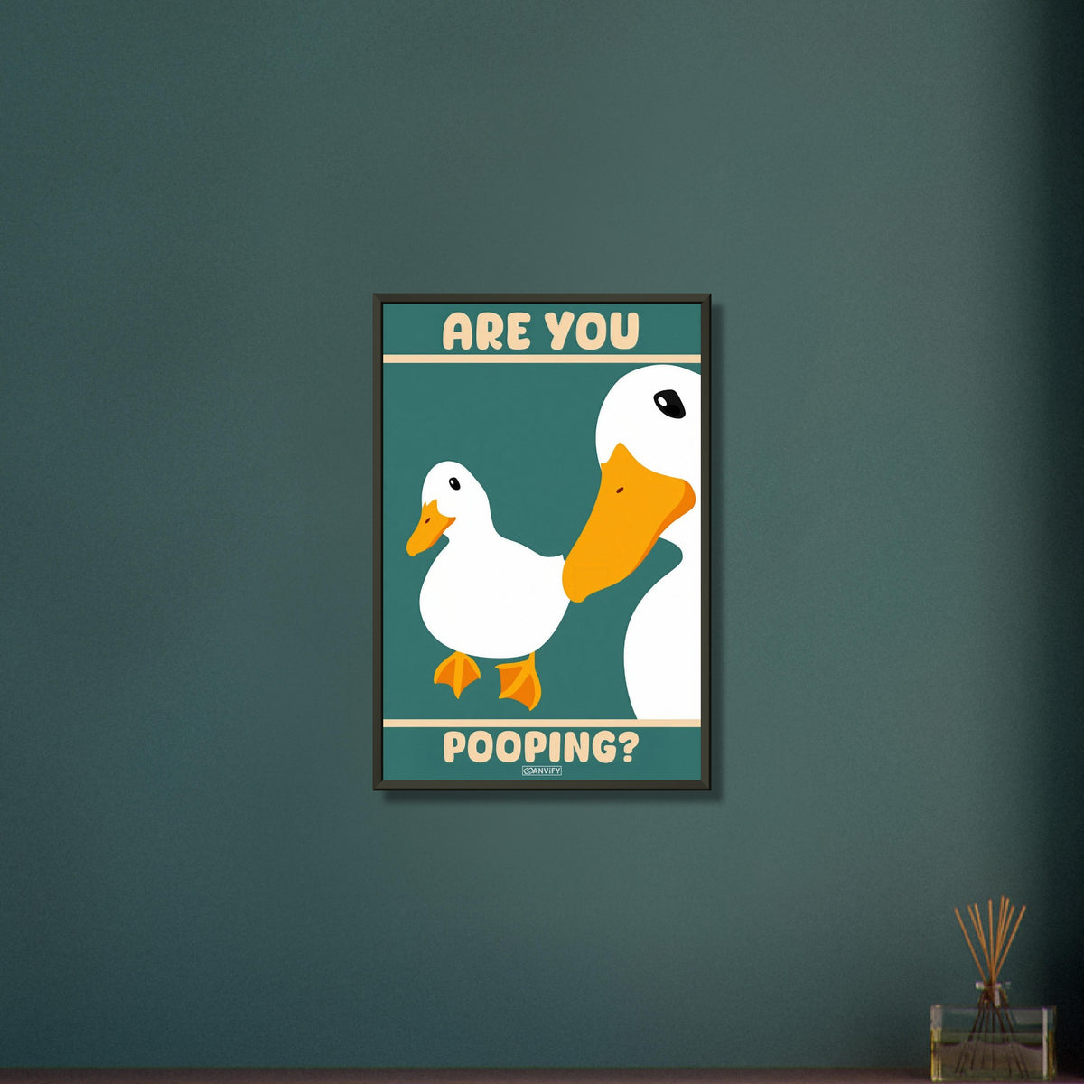 Zwei Enten im Retro-Stil mit schiefem Blick und einem Spruch 'Are You Pooping' auf einem Poster im Metallrahmen