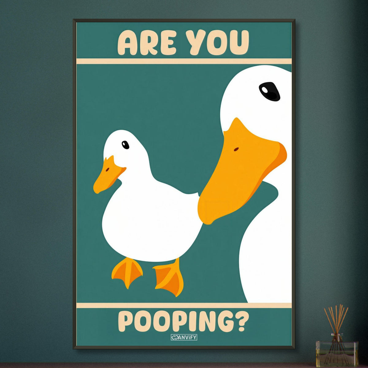 Zwei Enten im Retro-Stil mit schiefem Blick und einem Spruch 'Are You Pooping' auf einem Poster im Metallrahmen
