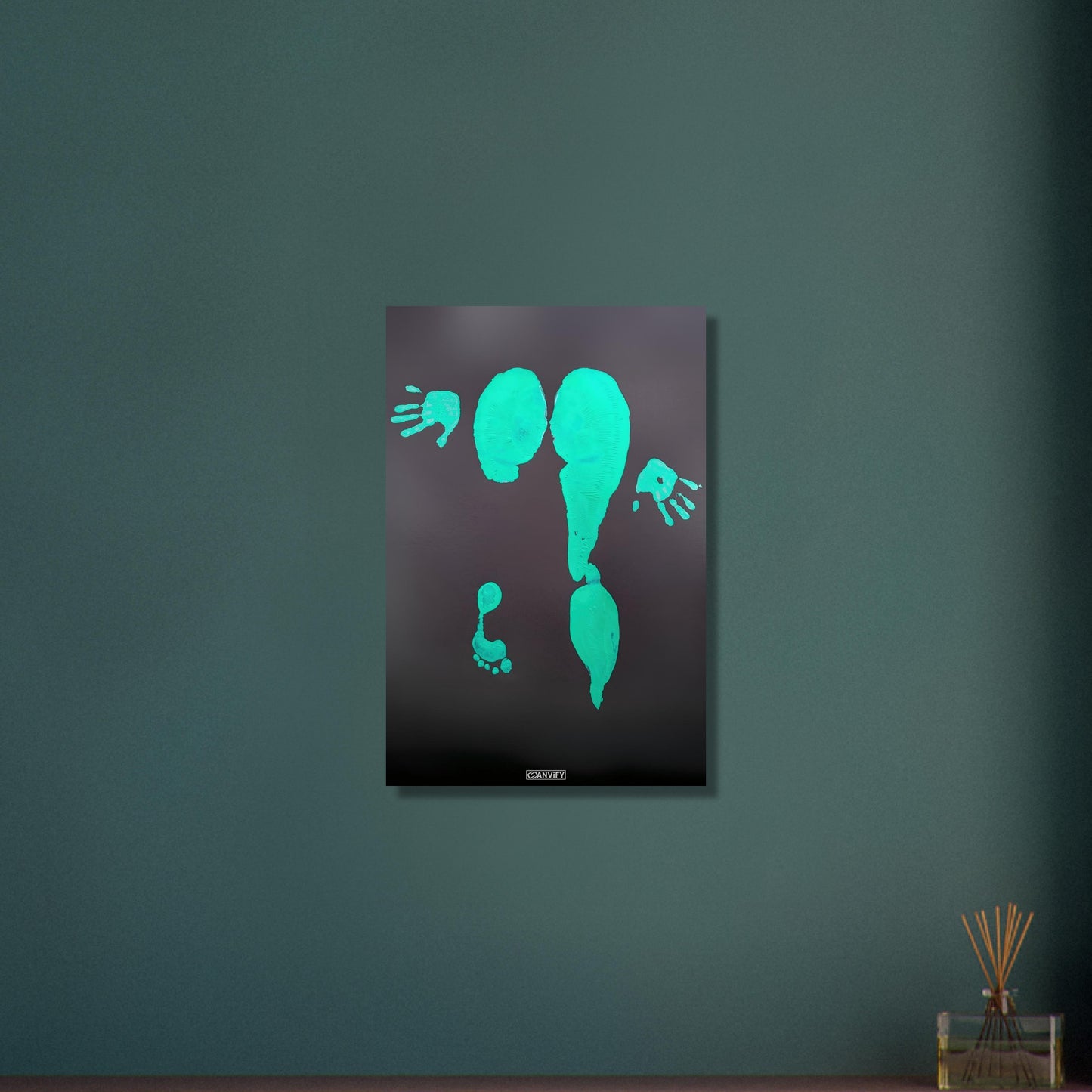 Künstlerische Frauenbeine gemalt in Acrylfarben auf Aluminium