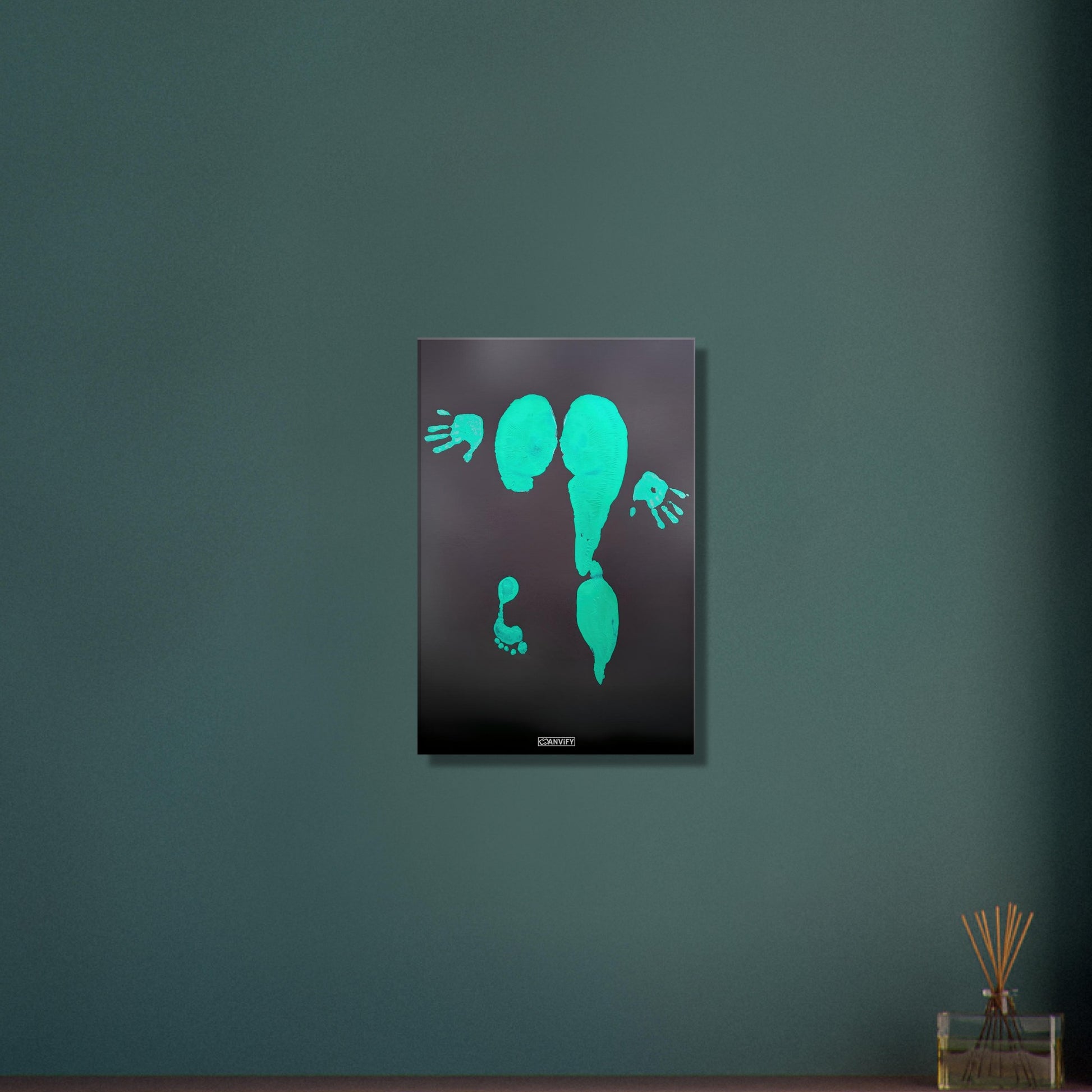 Künstlerische Frauenbeine gemalt in Acrylfarben auf einer Leinwand