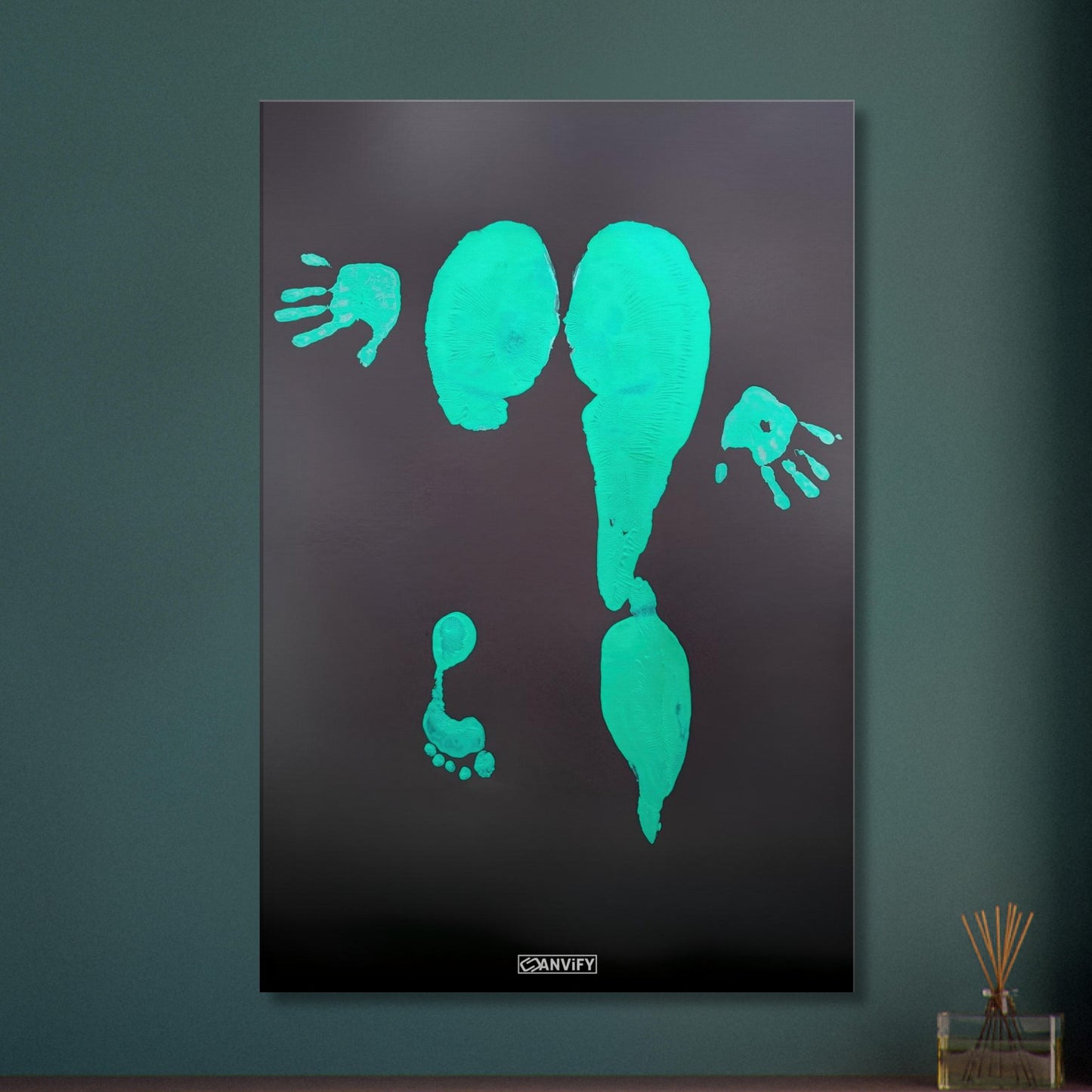 Künstlerische Frauenbeine gemalt in Acrylfarben auf einer Leinwand