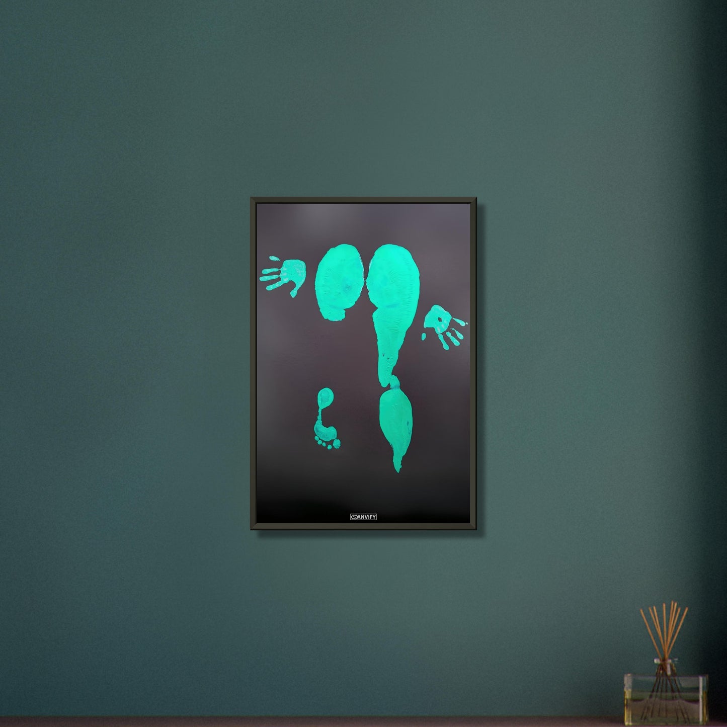 Künstlerische Frauenbeine gemalt in Acrylfarben auf einem Poster im Metallrahmen