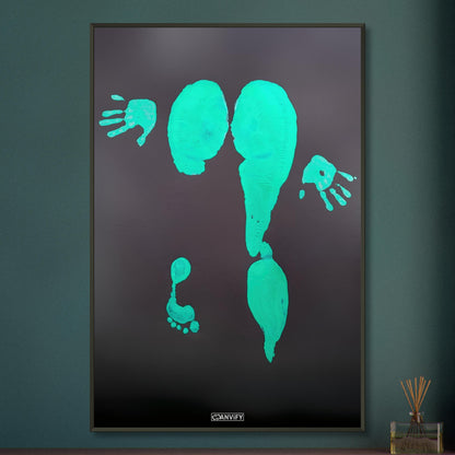 Künstlerische Frauenbeine gemalt in Acrylfarben auf einem Poster im Metallrahmen