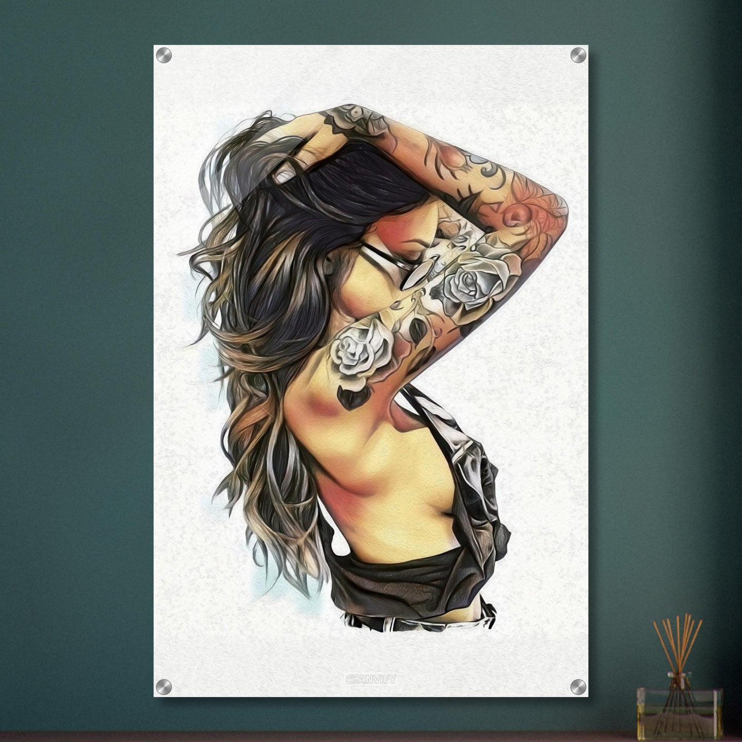 Sexy schöne dunkelhaarige Frau mit einer Sonnenbrille und Rosentattoos am Arm auf einem Acrylbild