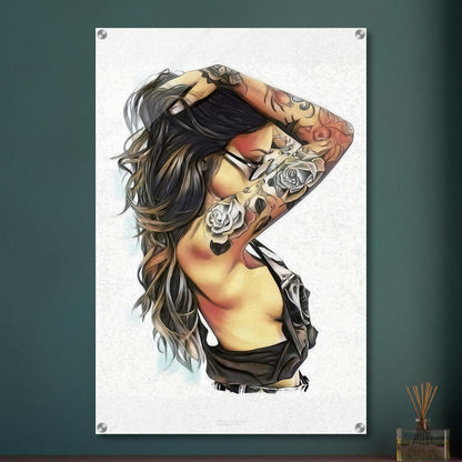 Sexy schöne dunkelhaarige Frau mit einer Sonnenbrille und Rosentattoos am Arm auf einem Acrylbild
