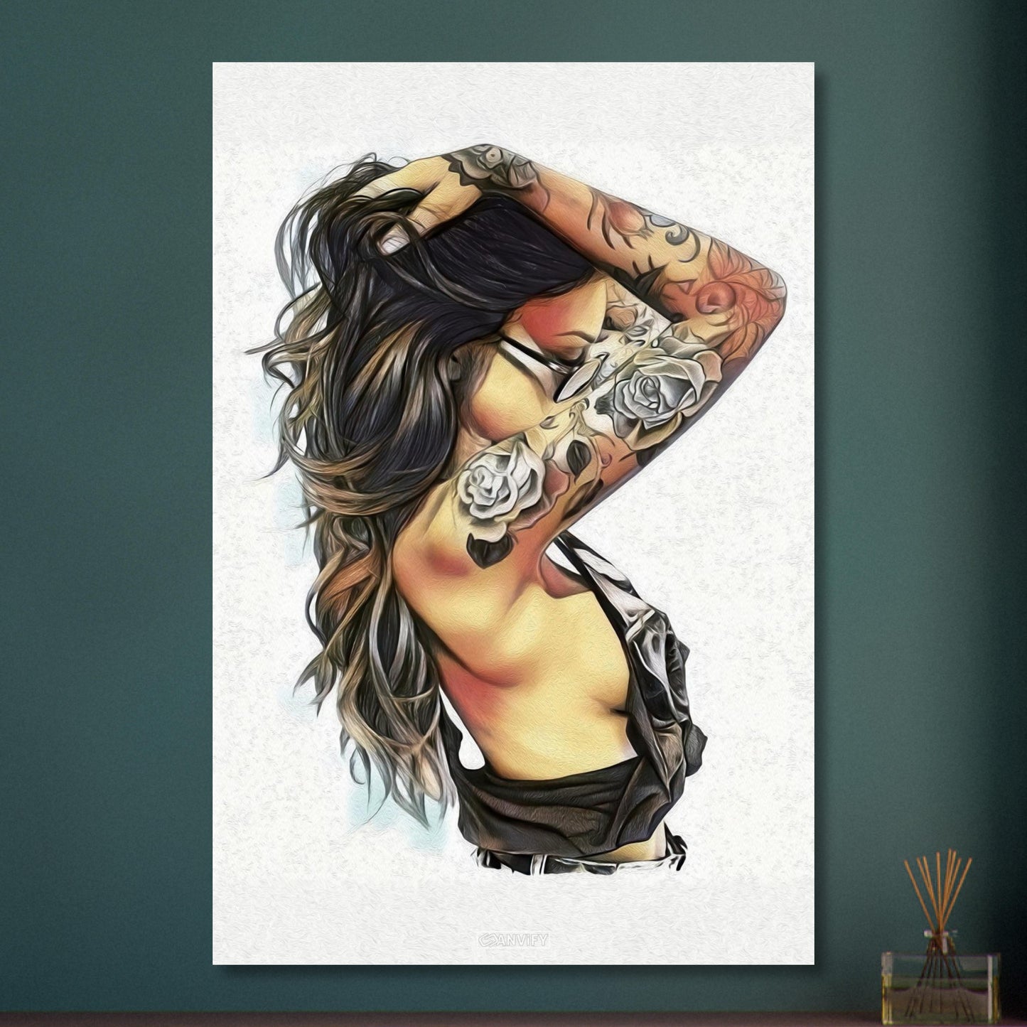 Sexy schöne dunkelhaarige Frau mit einer Sonnenbrille und Rosentattoos am Arm auf Aluminium