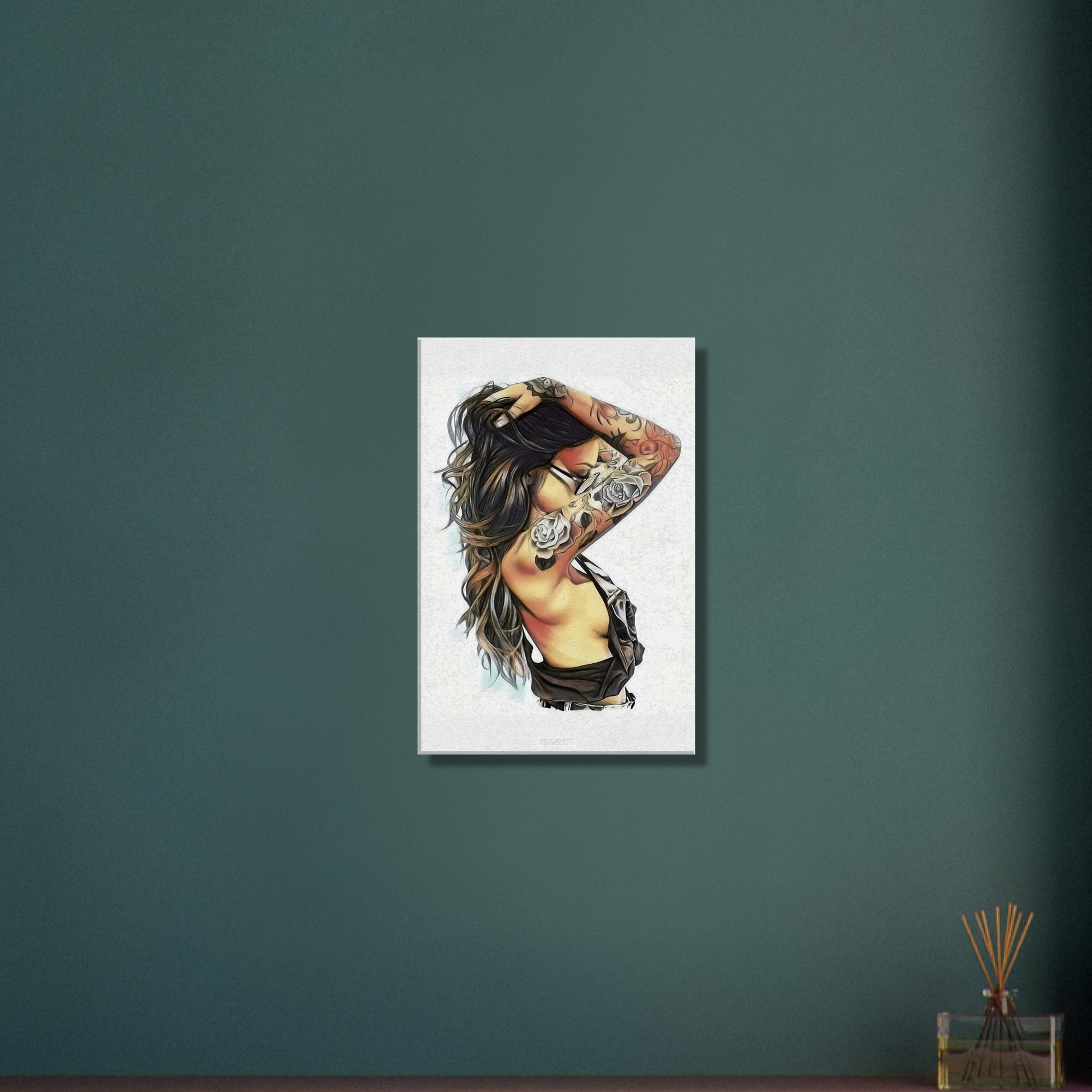 Sexy schöne dunkelhaarige Frau mit einer Sonnenbrille und Rosentattoos am Arm auf einer Leinwand