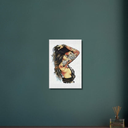 Sexy schöne dunkelhaarige Frau mit einer Sonnenbrille und Rosentattoos am Arm auf einer Leinwand