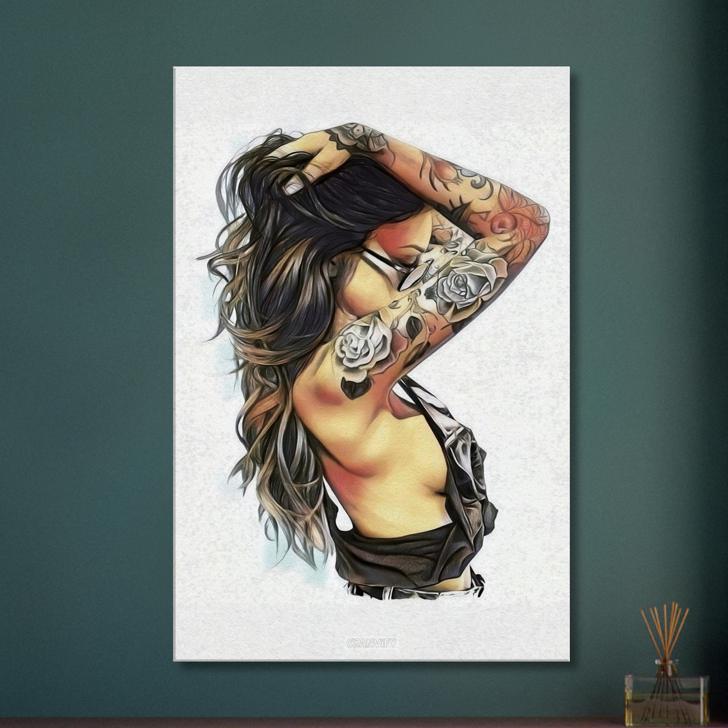 Sexy schöne dunkelhaarige Frau mit einer Sonnenbrille und Rosentattoos am Arm auf einer Leinwand