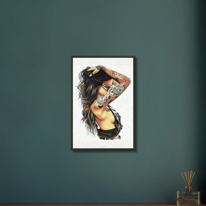Sexy schöne dunkelhaarige Frau mit einer Sonnenbrille und Rosentattoos am Arm auf einem Poster im Metallrahmen