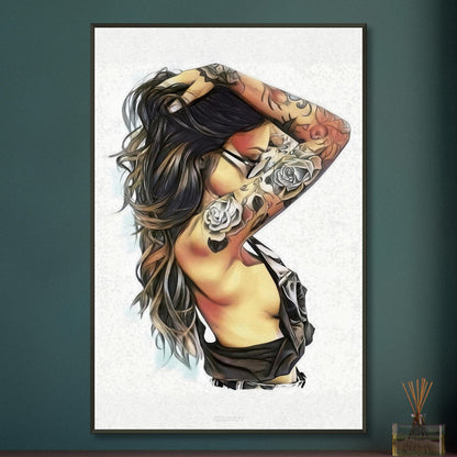 Sexy schöne dunkelhaarige Frau mit einer Sonnenbrille und Rosentattoos am Arm auf einem Poster im Metallrahmen