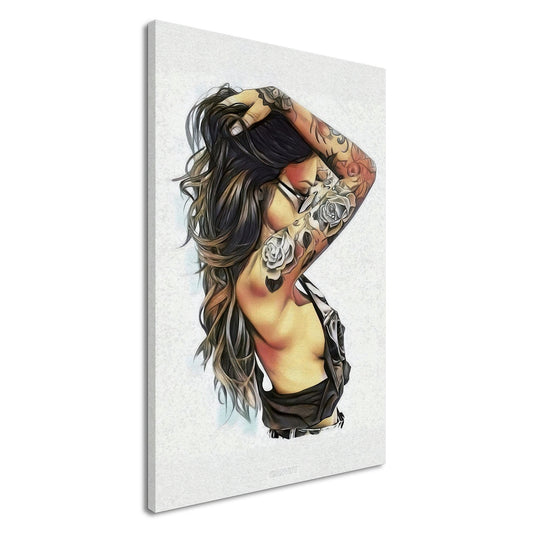 Sexy schöne dunkelhaarige Frau mit einer Sonnenbrille und Rosentattoos am Arm auf einer Leinwand