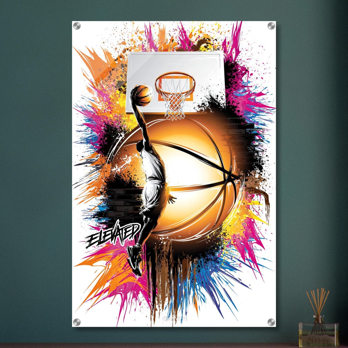 Basketballspieler springt mit dem Basketball in einer Hand zum Korb und daneben ist ein Motivationsspruch "Elevated" im Street Art Stil auf einem Acrylbild