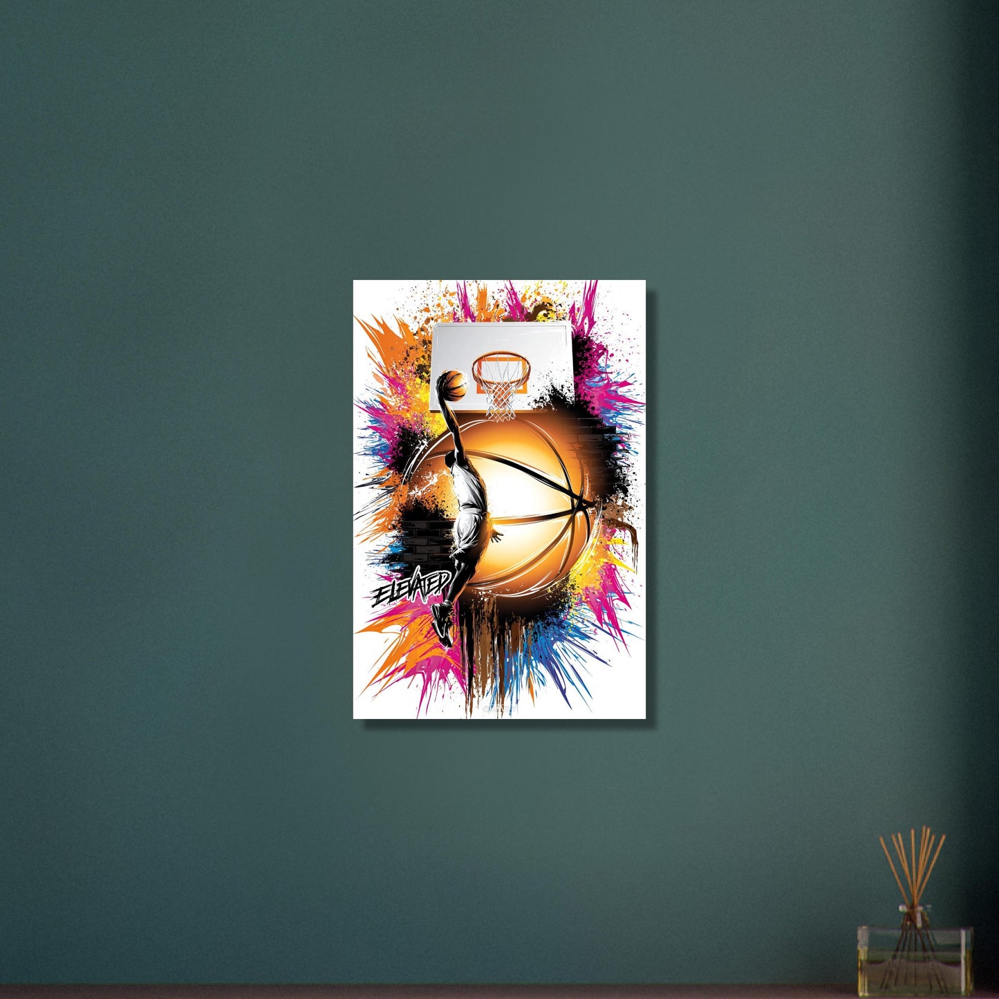 Basketballspieler springt mit dem Basketball in einer Hand zum Korb und daneben ist ein Motivationsspruch "Elevated" im Street Art Stil auf Aluminium