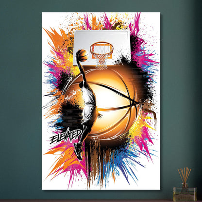 Basketballspieler springt mit dem Basketball in einer Hand zum Korb und daneben ist ein Motivationsspruch "Elevated" im Street Art Stil auf Aluminium